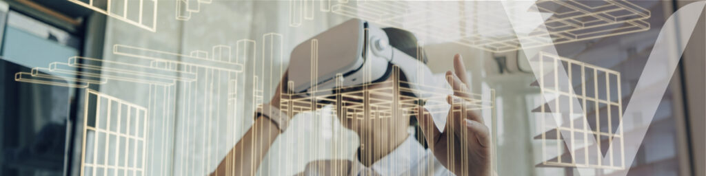  Una persona con gafas de realidad virtual trabaja en un proyecto de construcción. La imagen muestra planos y un modelo tridimensional de un edificio superpuestos, mientras la persona manipula el entorno virtual con las manos.