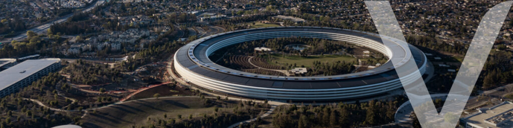 Apple Park integra diseño biofílico con extensas áreas verdes y una estructura arquitectónica circular.